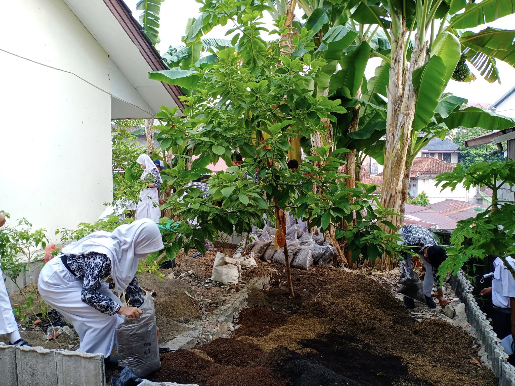 Siswa-siswi sedang belajar aktif di dalam kelas dengan fasilitas modern